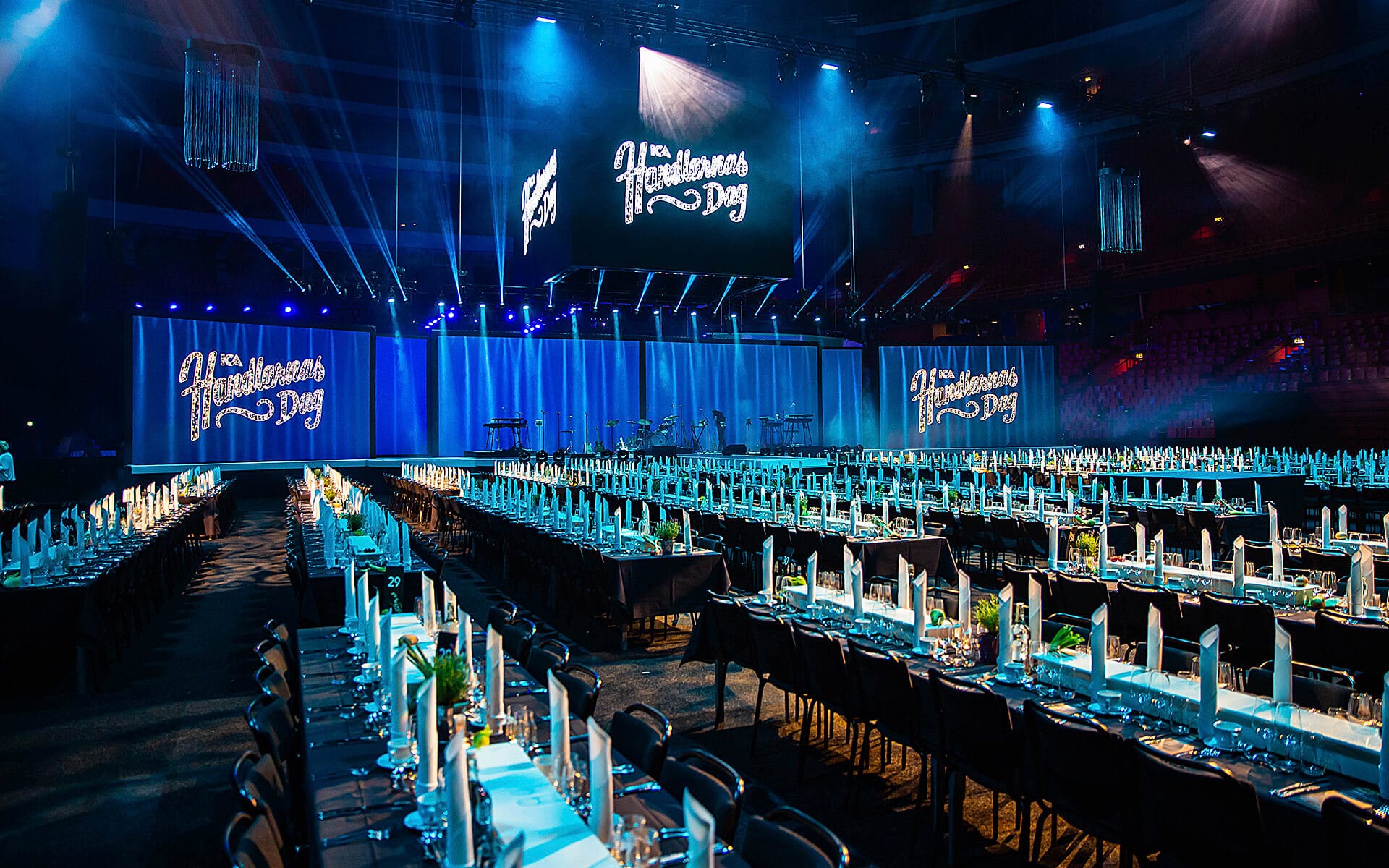 Table setting for gala dinner and awards stage at ICA Handlarnas Dag at Avicii Arena – technology and décor delivered by EDGE.