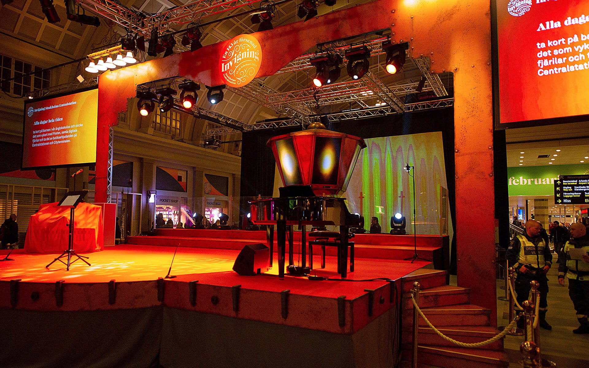 Stage with custom-built gas clock with integrated TV screens as backdrop, inauguration Stockholm Central