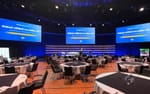 Scen med tre projektionsytor och Edgetron-fond, Kommuninvest Föreningsstämma A1 Stockholm Waterfront