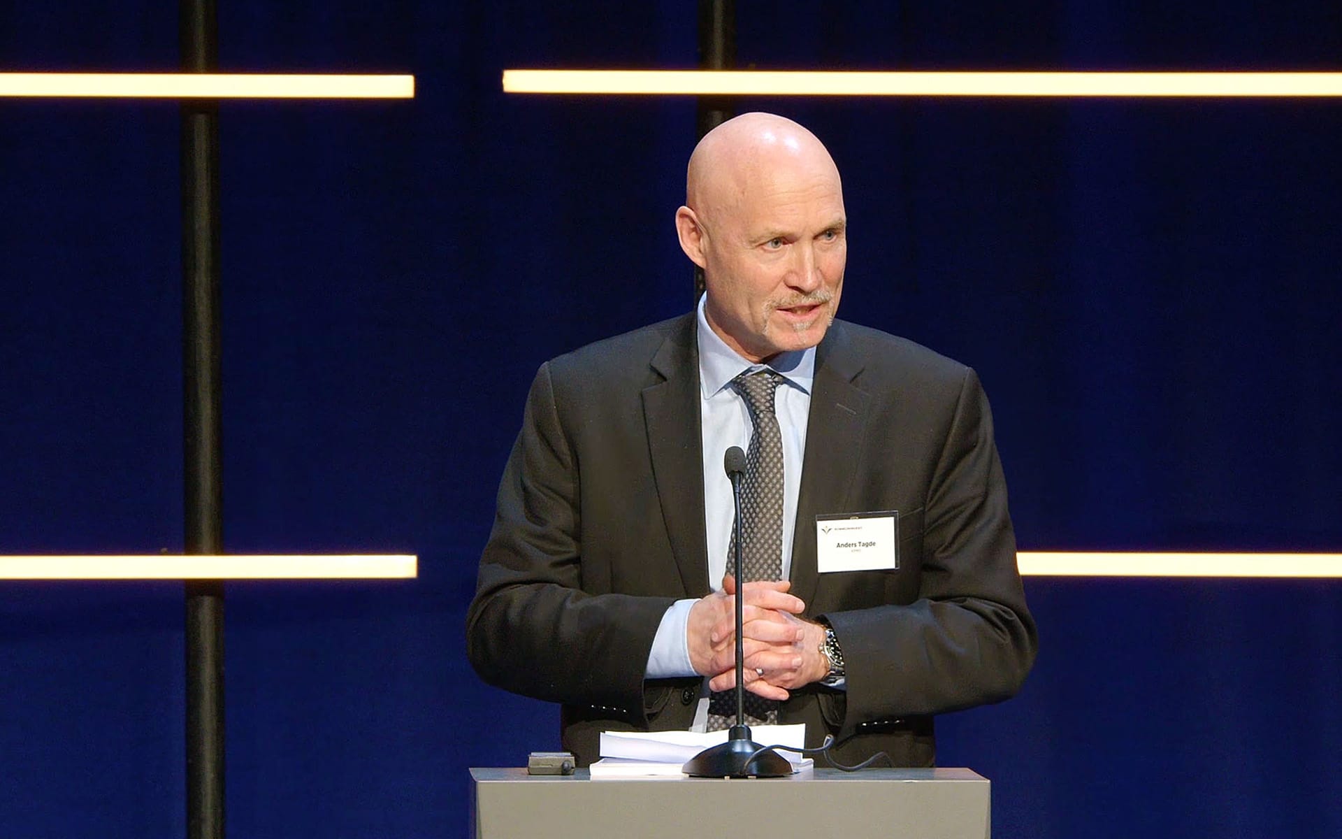 Närbild på talare med Edgetron-armaturer i bakgrunden, Kommuninvest Föreningsstämma Waterfront