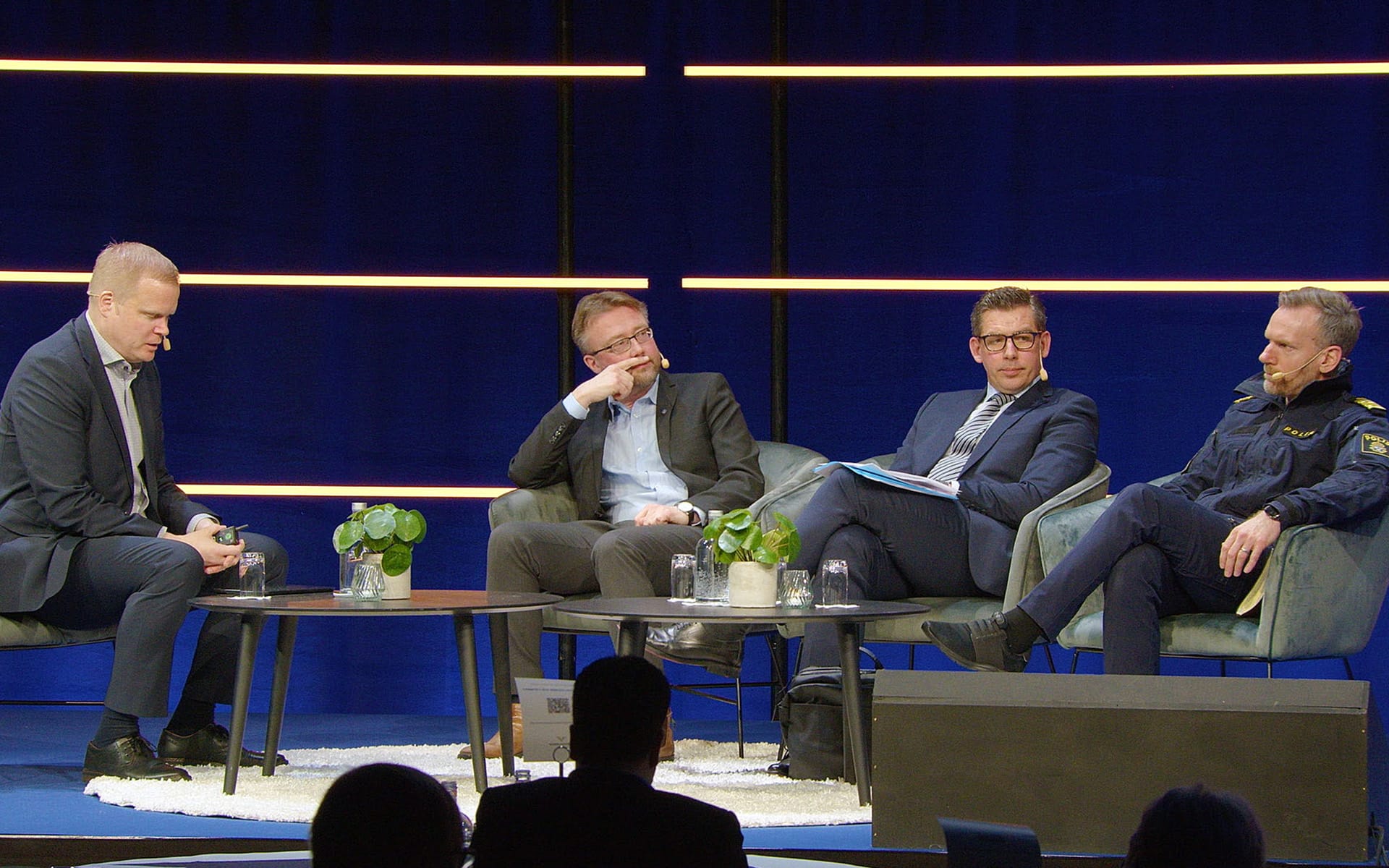 Paneldiskussion i soffgrupp på scenen under föreningsstämman, A1 Stockholm Waterfront