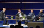 Paneldiskussion i soffgrupp på scenen under föreningsstämman, A1 Stockholm Waterfront