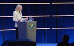 Talare bakom talarstol med Kommuninvest-branding, Föreningsstämma Stockholm Waterfront