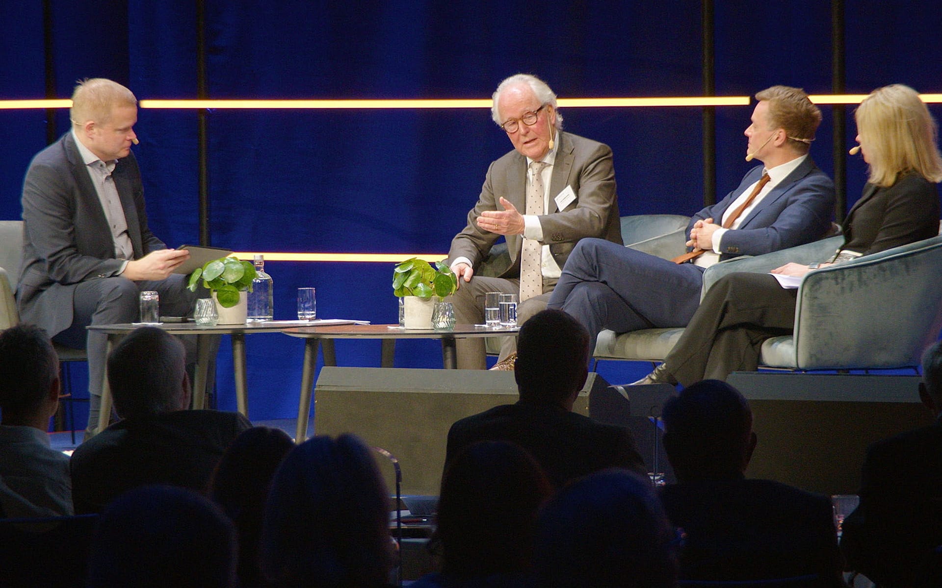 Paneldiskussion med flera deltagare på scenen under föreningsstämman, Waterfront A1