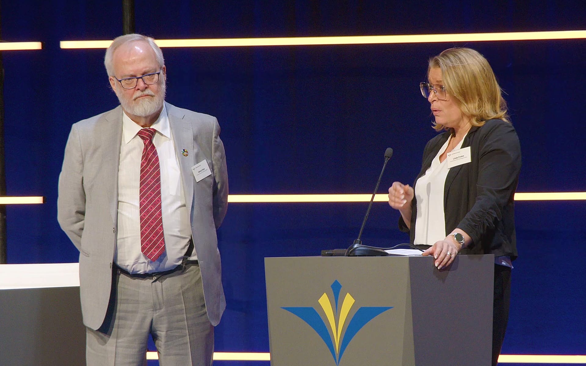 Lectern with Kommuninvest branding – a simple but effective detail that elevates the professionalism at the podium.