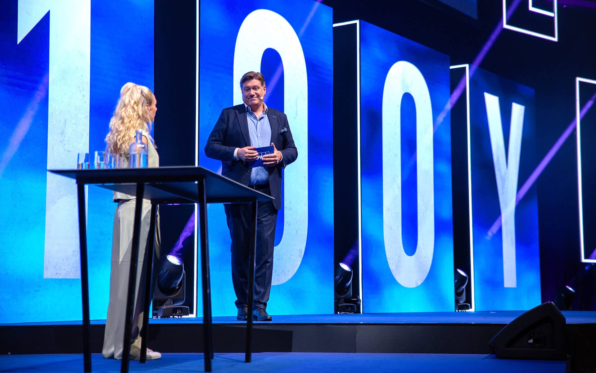 Specialbyggd scen med LED-skärm och Edgetron-ramar, KPMG 100Y Stockholm Waterfront