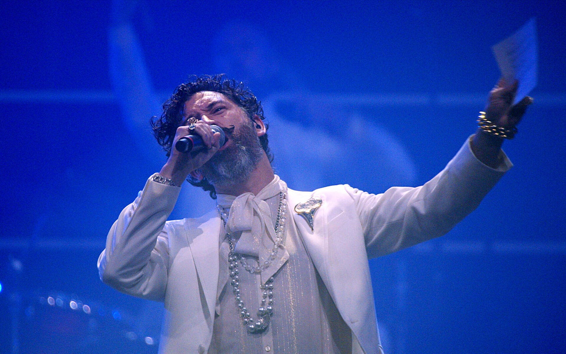 Isaac Kurtizen som moderator och artist på scen, KPMG 100Y Avicii Arena