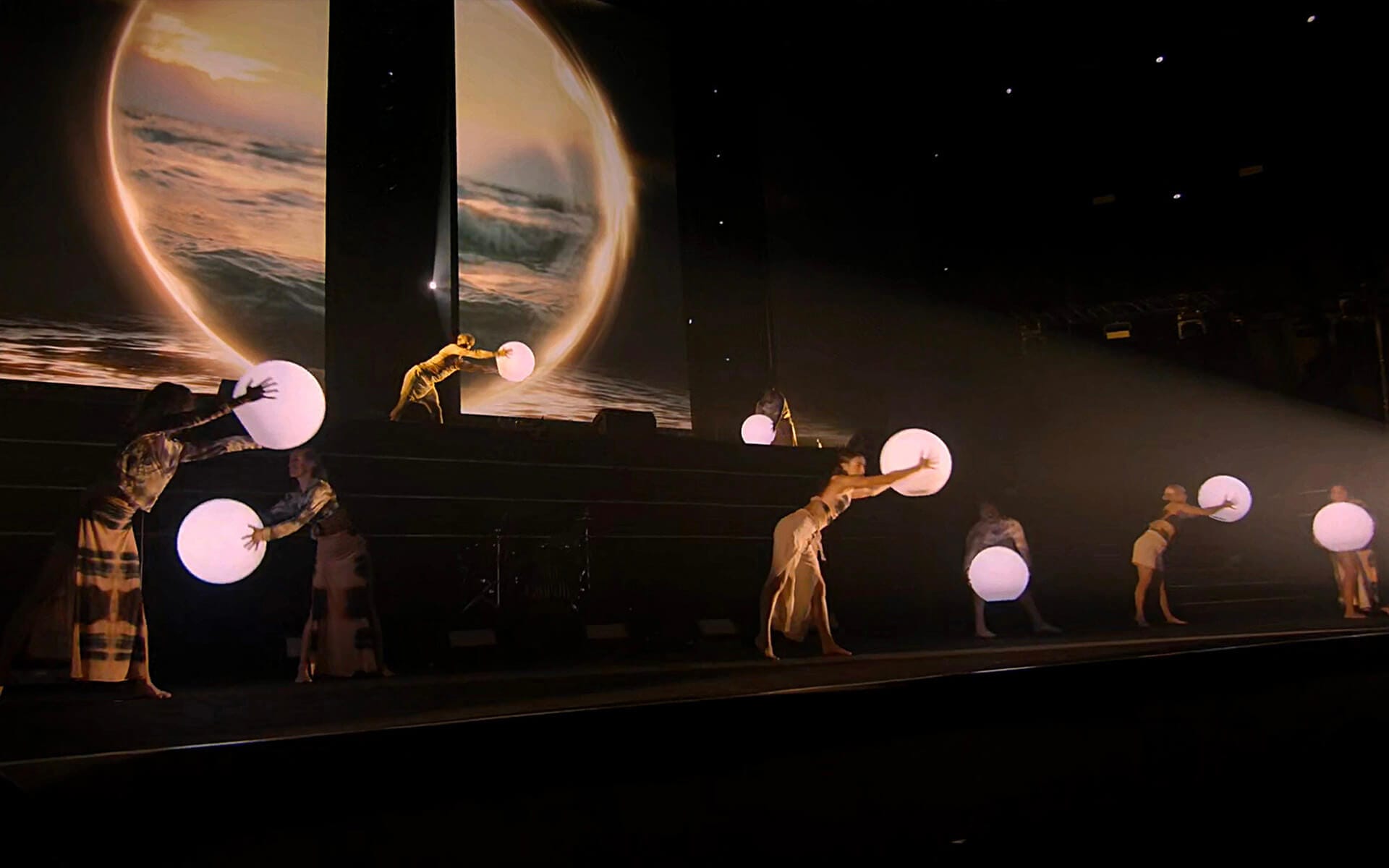 Dansnummer på scen under KPMG 100-årsjubileum, Avicii Arena