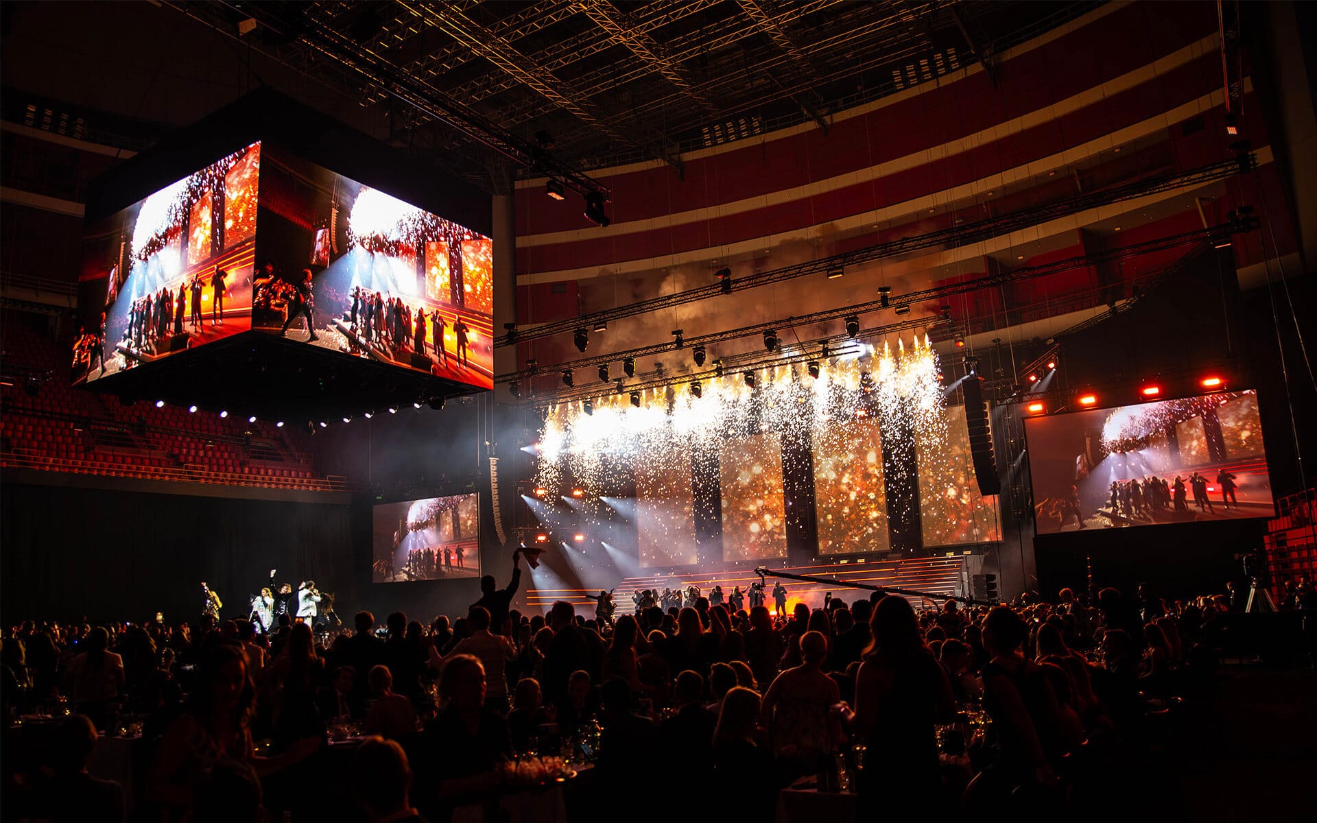 Pyroteknik på scenen under KPMG 100-årsjubileum i Avicii Arena
