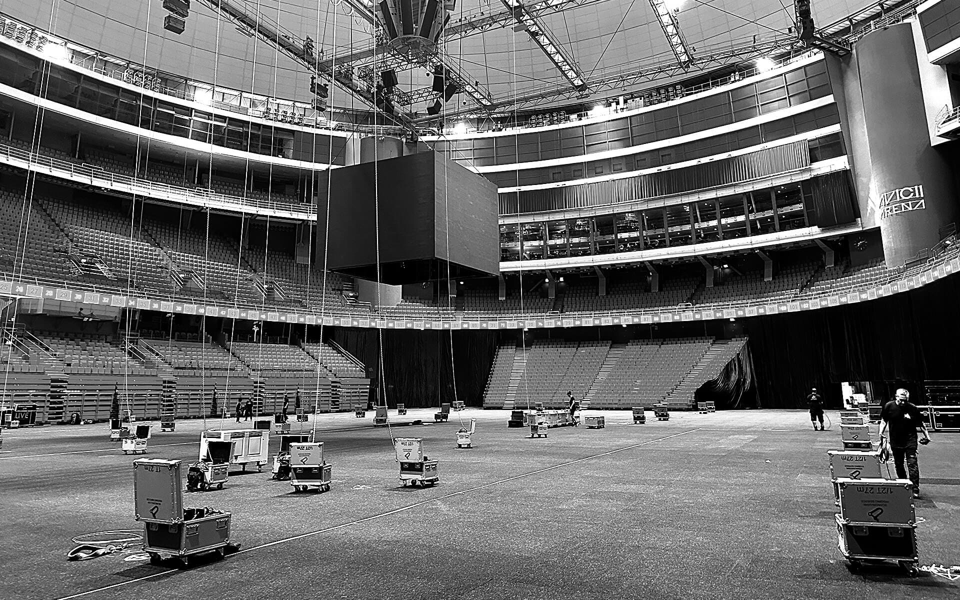 Riggning av punkter och motorer pågår i Avicii Arena, KPMG 100Y byggnation