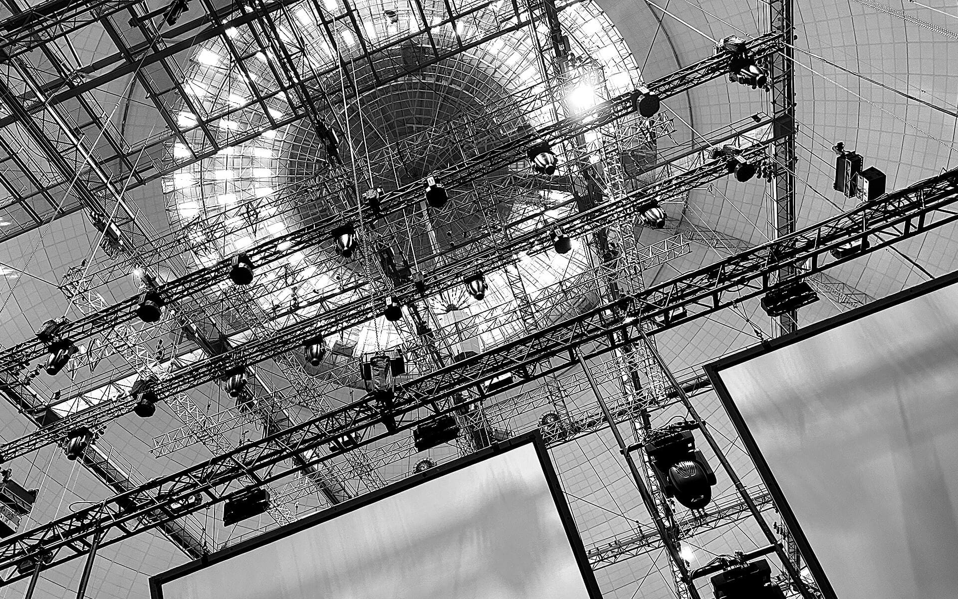 Ljusrigg hängs i taket i Avicii Arena under KPMG 100Y riggning