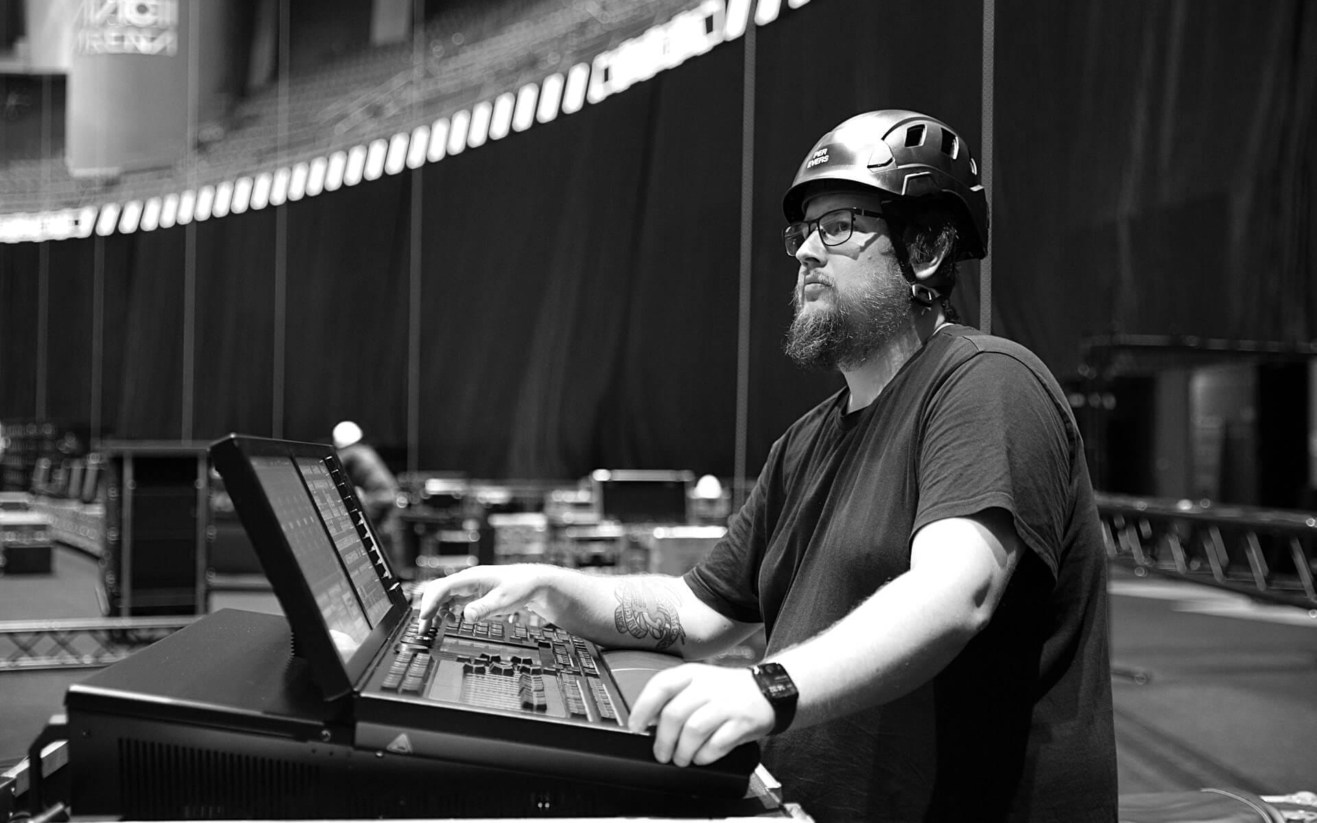 EDGE ljustekniker Per Evers programmerar ljus på GrandMA2, KPMG 100Y Avicii Arena