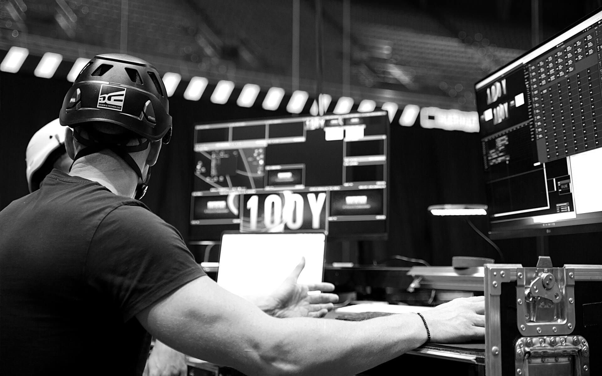 EDGE bildtekniker Robin Skarp programmerar Watchout-mediaserver, KPMG 100Y Avicii Arena