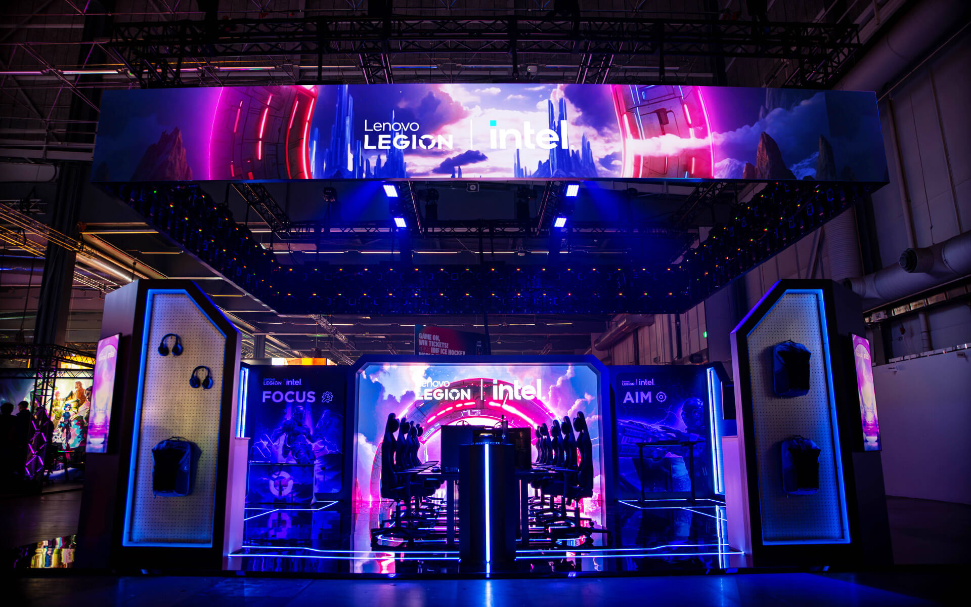 Premium booth in 100% custom carpentry for Lenovo