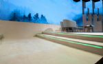 Detaljvy av scenen med plywoodstrukturer och LED