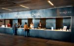 Folierad receptionsdisk vid entrén