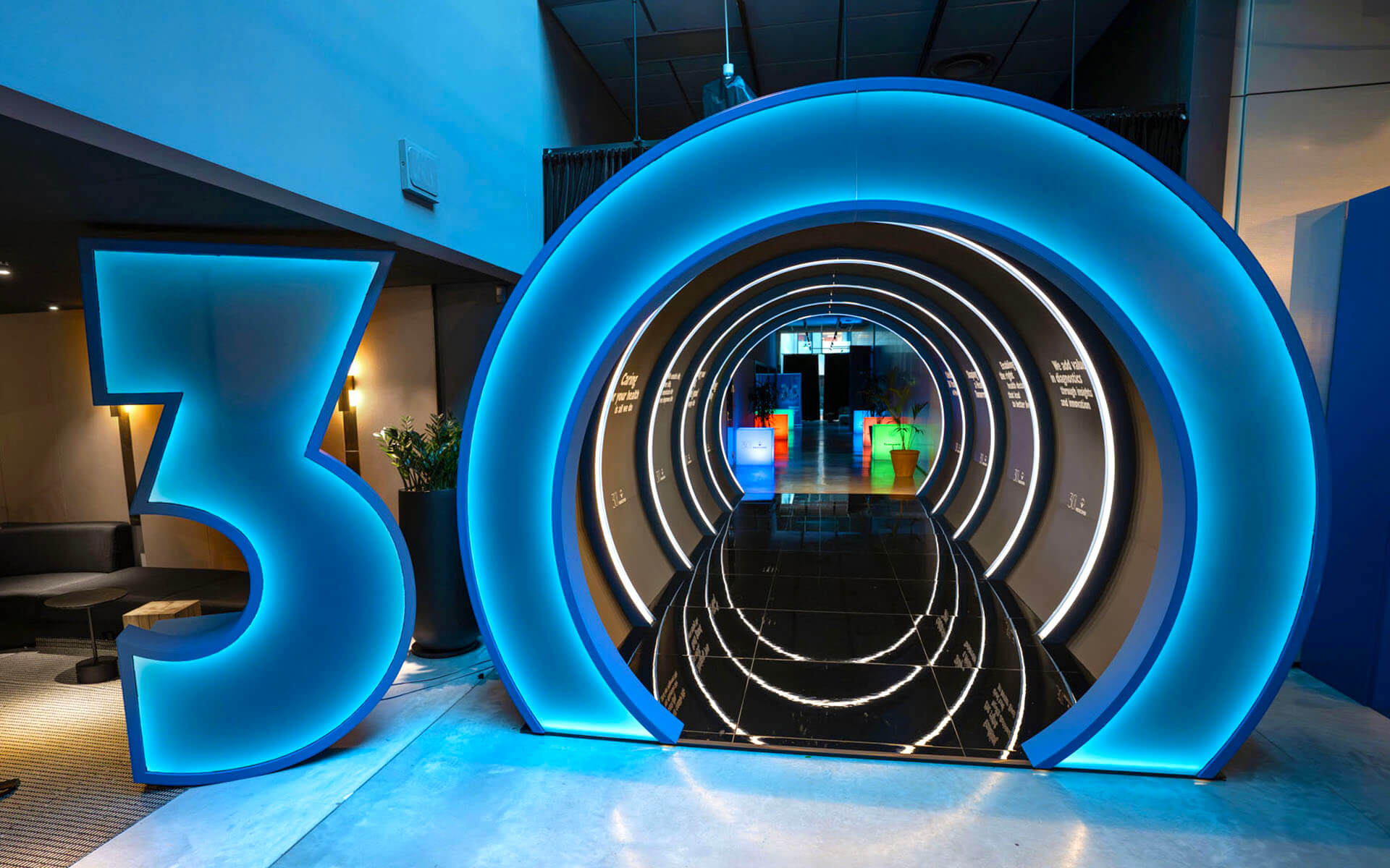 Specialbyggd rund tunnel med branding och LED-belysning