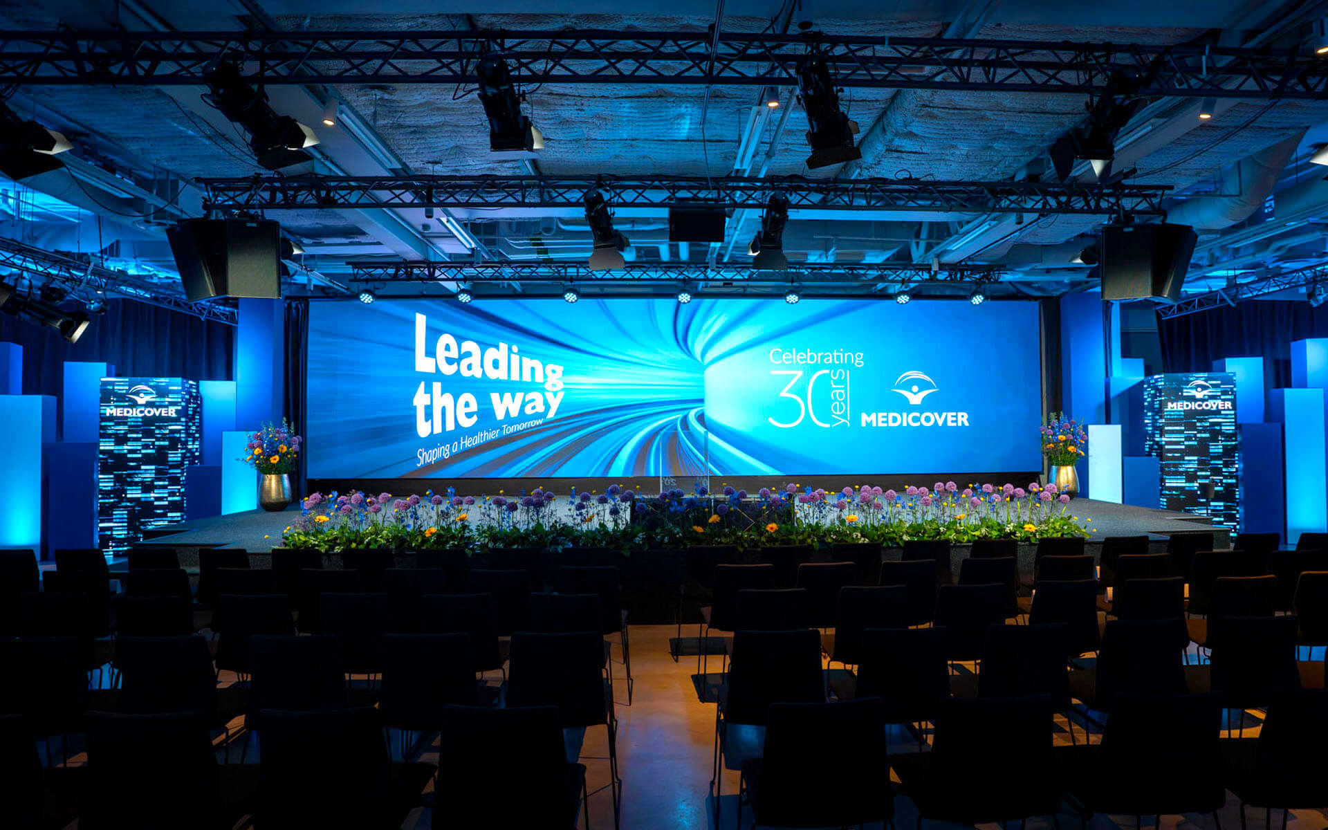 Scendesign i Event Large med specialbyggda pelare