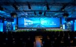 Scendesign i Event Large med specialbyggda pelare