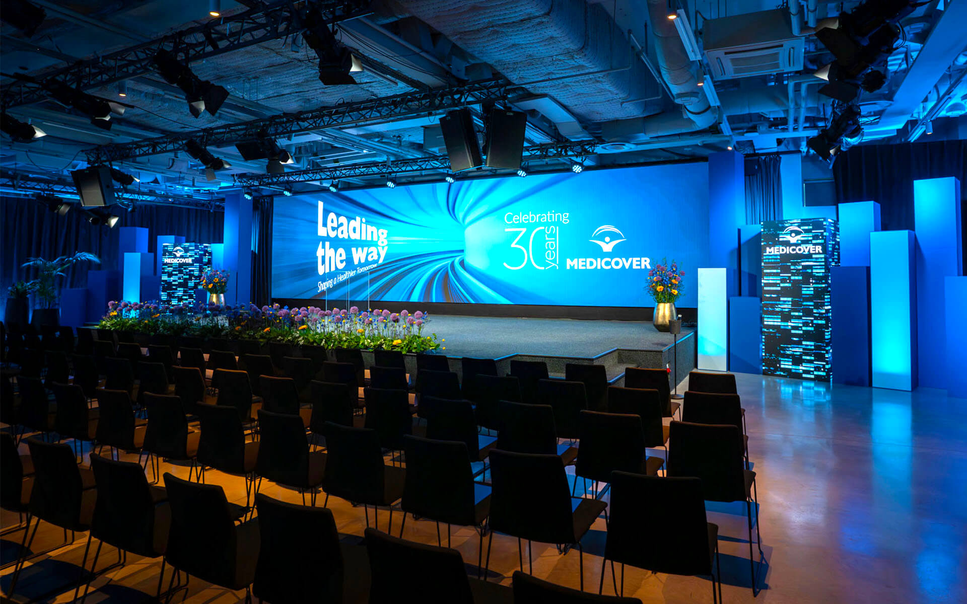 Scenografin i Event Large med svart pipe-and-drape som fond