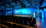 Scenografin i Event Large med svart pipe-and-drape som fond