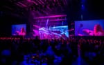 Peg Parnevik närbild live på scen, Musikförläggarnas Pris 2023 Artipelag