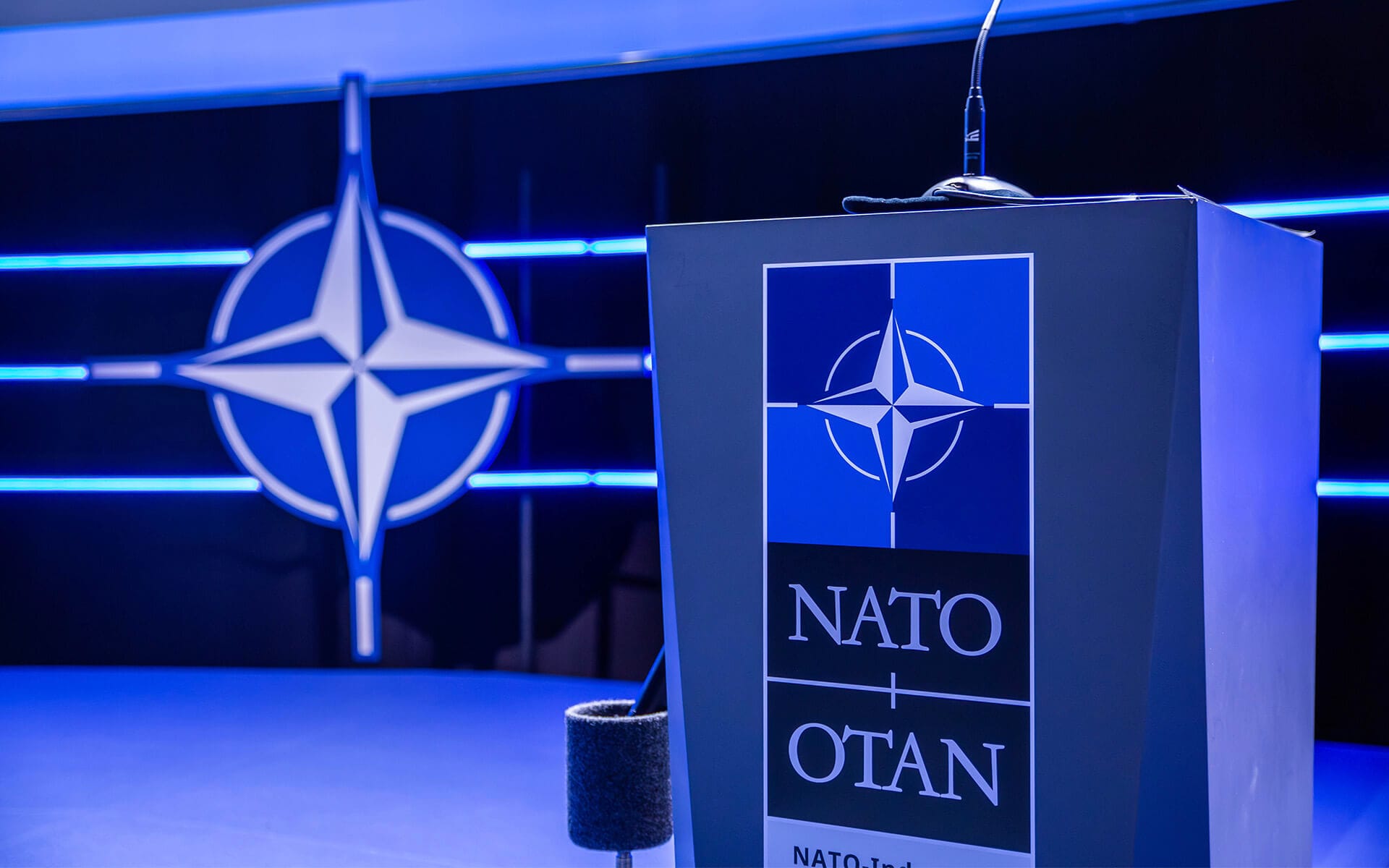 Folierad talarstol med NATO-logga i scendekor, NATO Industry Forum Scandinavian XPO