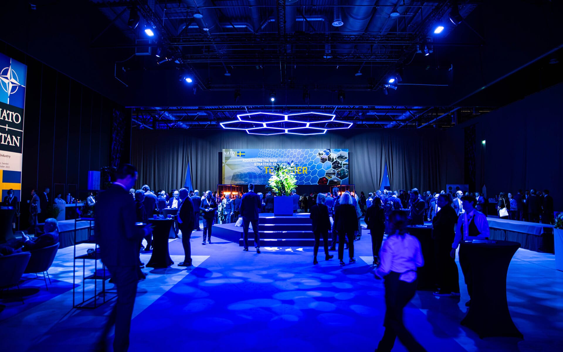 Gäster minglar i loungen, NATO Industry Forum Scandinavian XPO 2023