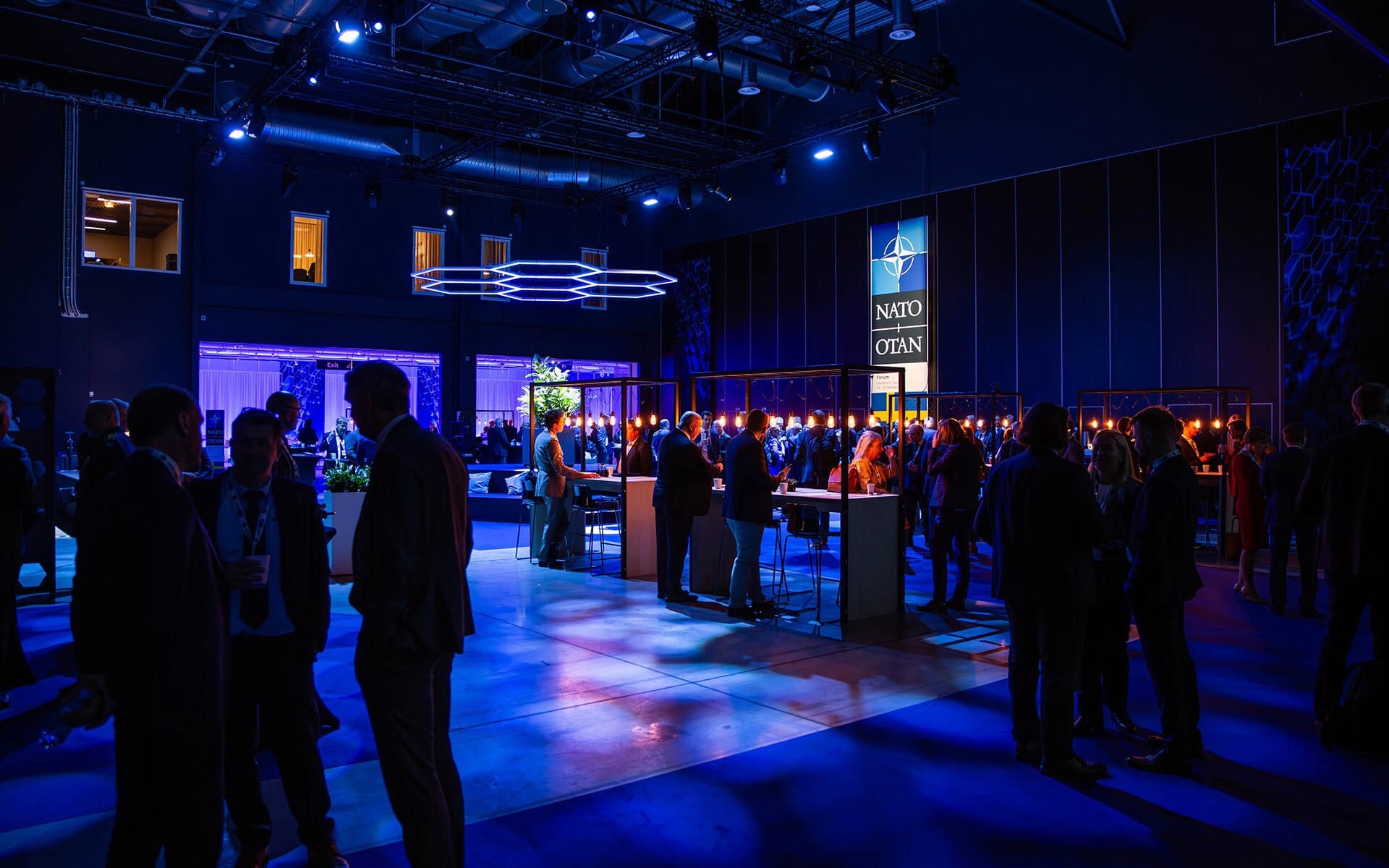 Närbild på gäster i loungemiljö, NATO Industry Forum Scandinavian XPO 2023