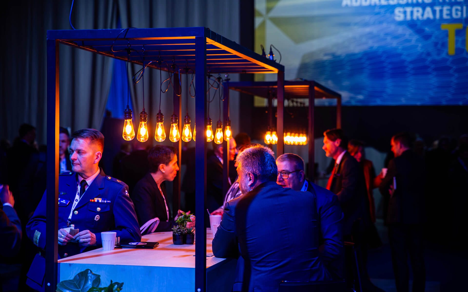 Pergolabord och loungemöbler i mingleyta, NATO Industry Forum Scandinavian XPO 2023