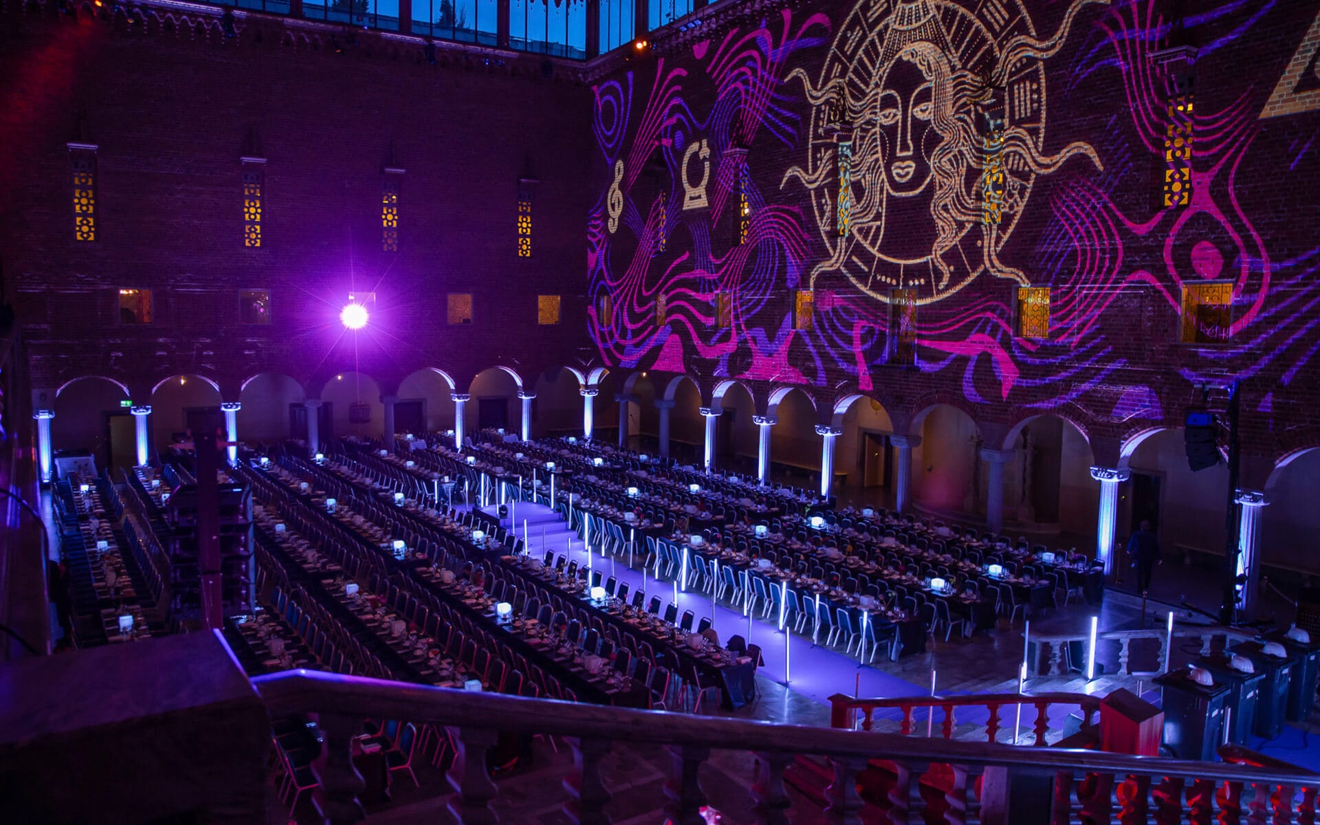 Vy från trappan över middagssittningen med trådlösa Astera AX3 på borden, Blå Hallen Stadshuset