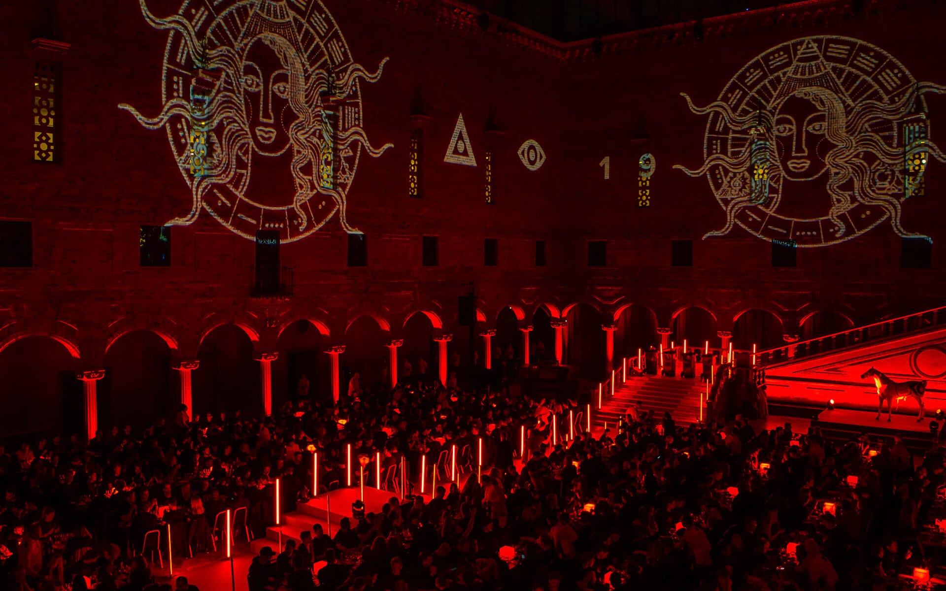 Blå Hallen i Stadshuset i röd belysning med Astera Titan Tubes och AX3, Netlight 2019