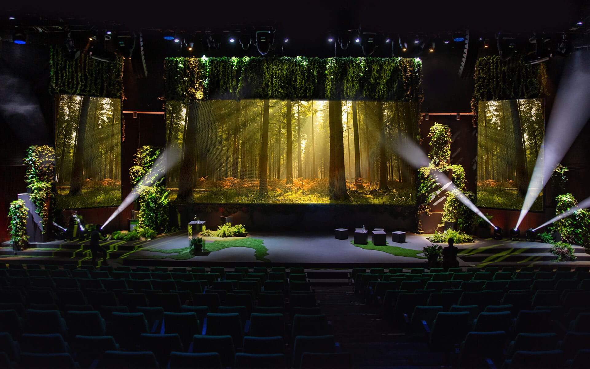 Djungelscen med ljussättning sedd från publiken, Stockholm Waterfront A1, Netlight 2019