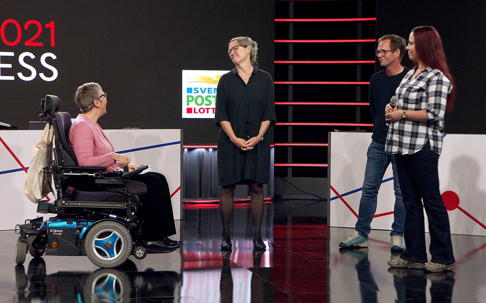 Participant on accessibility-adapted stage with ramp during Neuroförbundet congress 2021