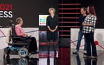 Deltagare på tillgänglighetsanpassad scen med ramp under Neuroförbundets kongress 2021