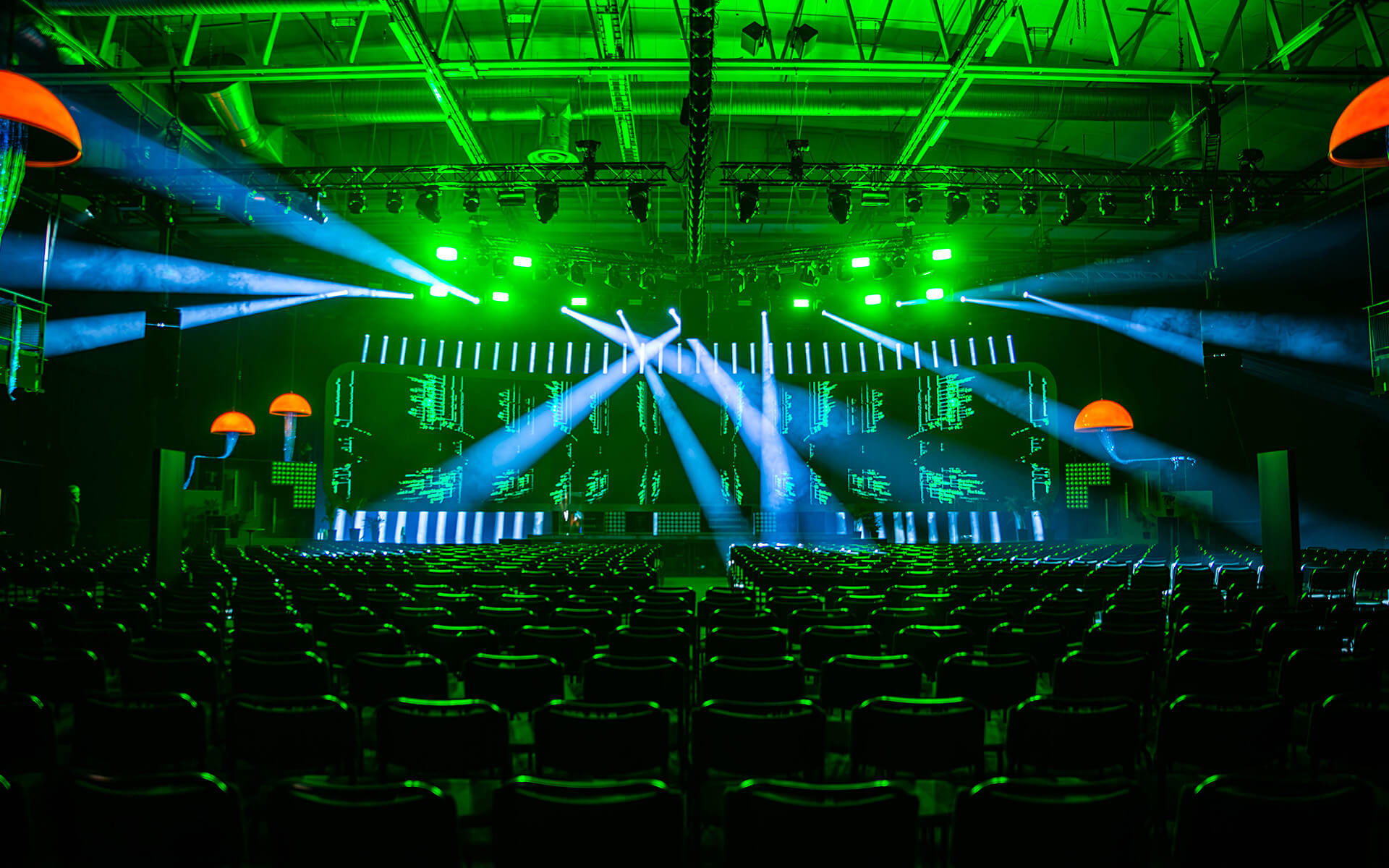 Lighting design around the stage with beam fixtures in rear trusses