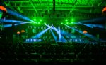 Ljusdesignen runt scenen med beam-armaturer i baktross