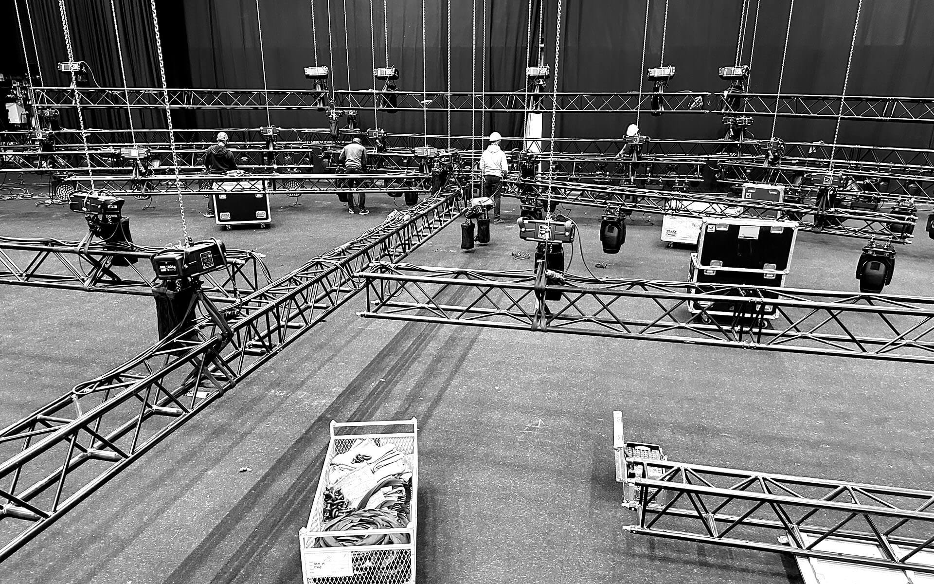 Rigging of trusses and lighting fixtures