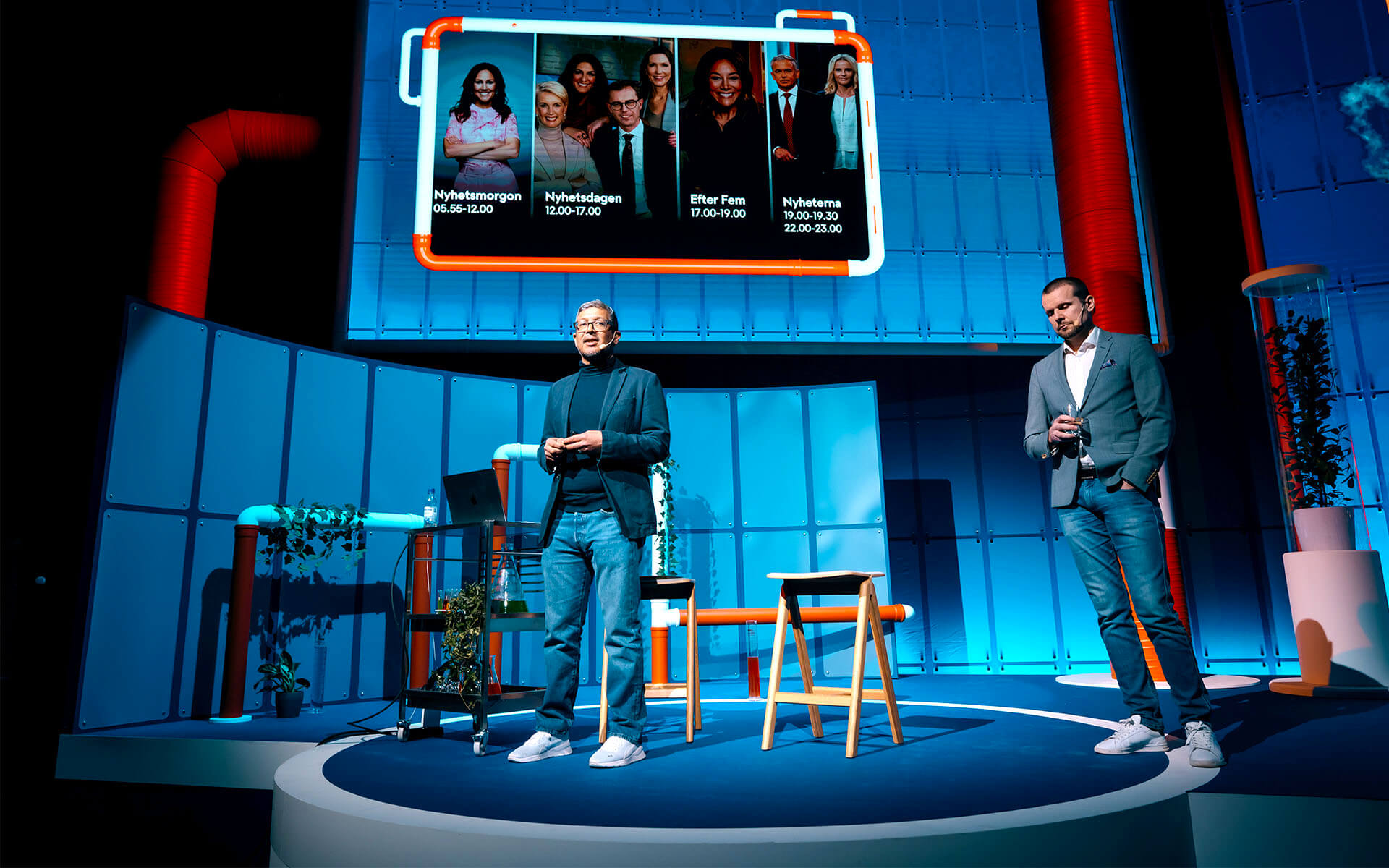 Set design with painted tubes as scenographic signature