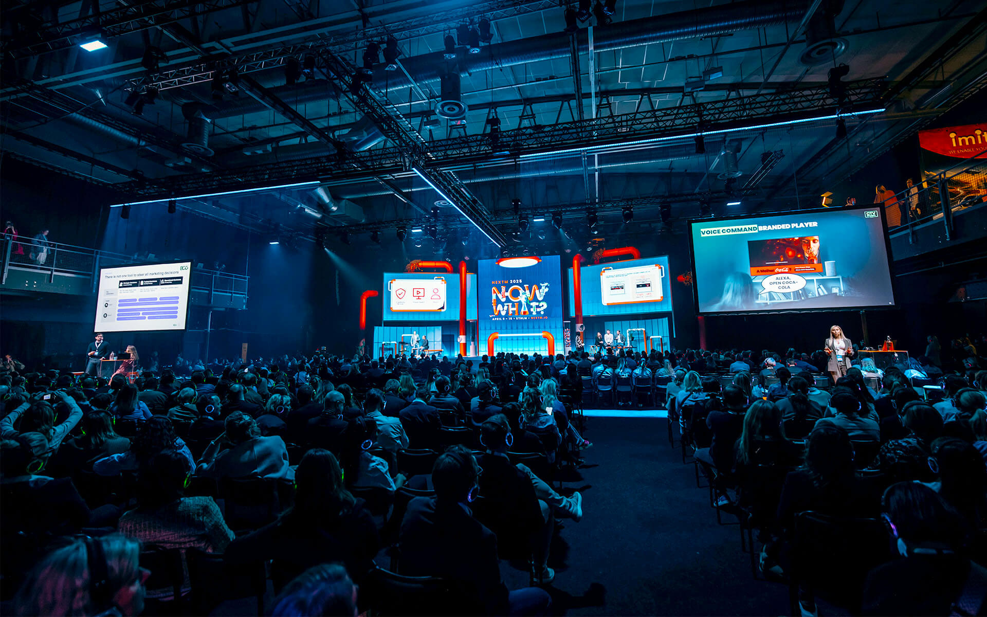 Lighting design around the stage with Hybrid fixtures