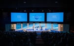 Specialbyggd scenografi med träelement, Edgetron-armaturer och LED-skärm, Nobel Week Dialogue 2022 Waterfront