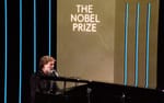 Rufus Wainwright framför Hallelujah på scen, Nobel Week Dialogue 2022 Stockholm Waterfront