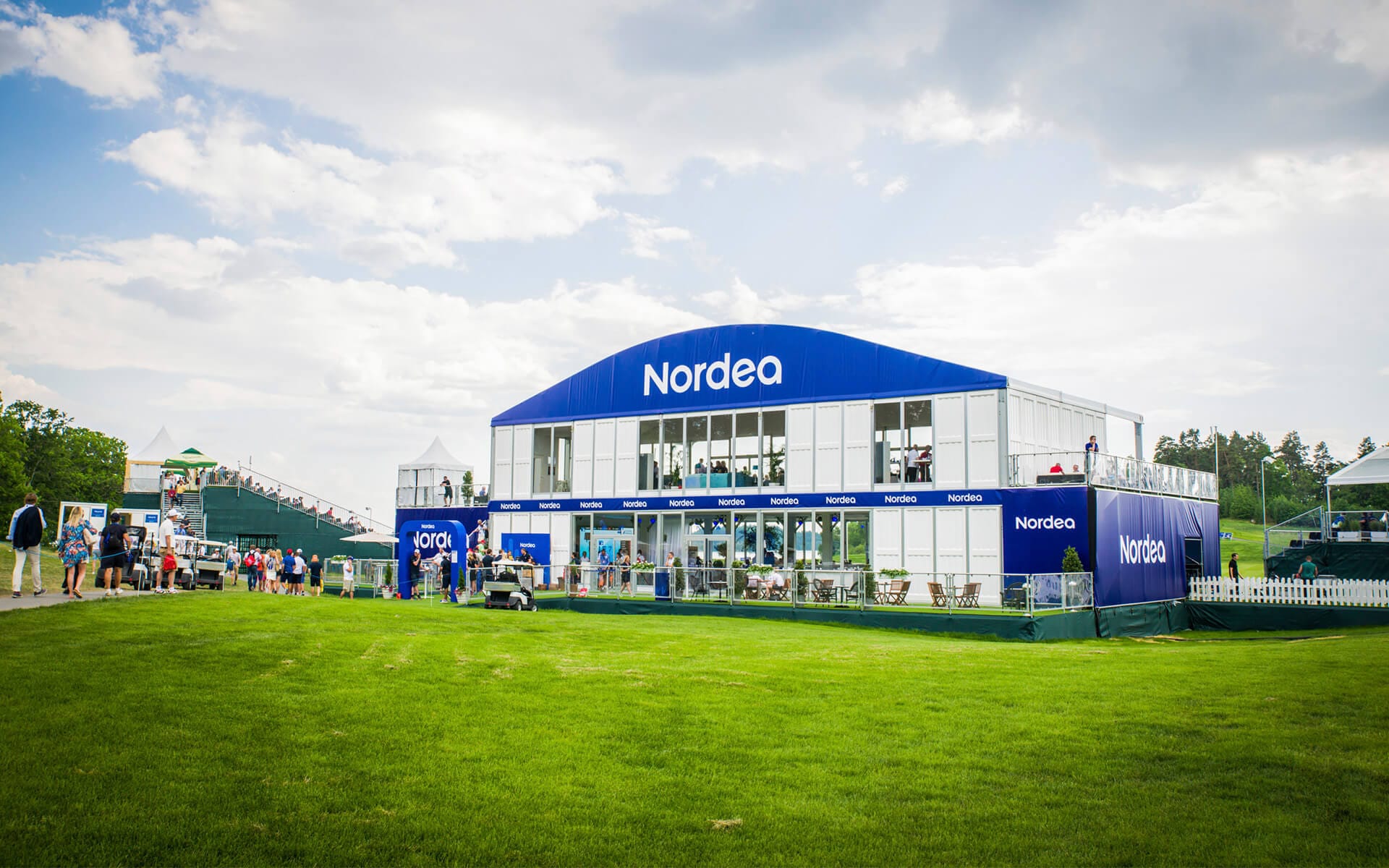 Nordea VIP-tält på Nordea Masters vid Bro Hof – en komplett brandinglösning för ett tält som exponerar sponsorns identitet mot turneringsbesökarna.