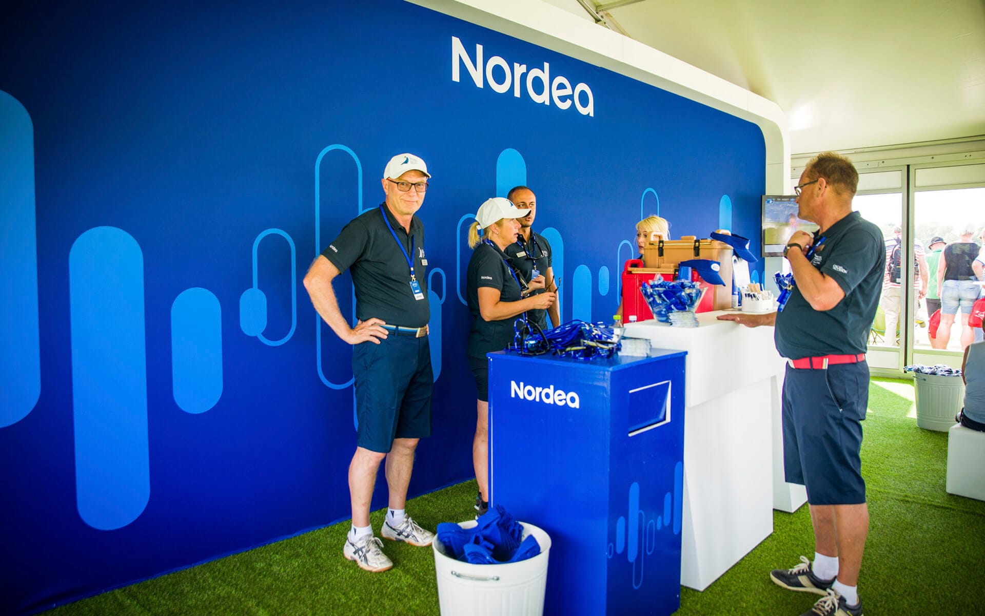 Specialbyggda bardiskar i viewing-point-tält med Nordea branding, Nordea Masters Bro Hof