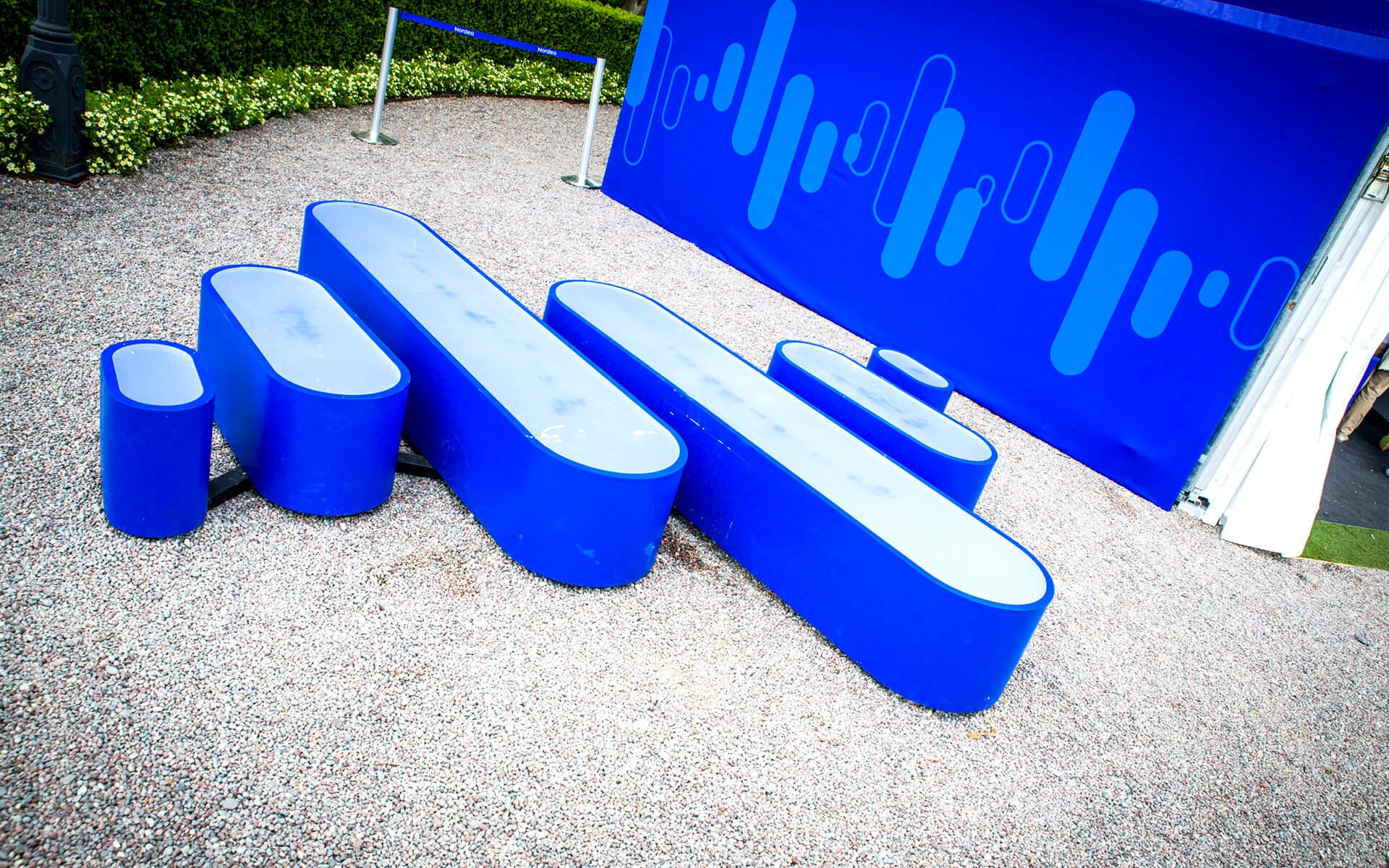 Specialbyggd eventmöbel utformad som Nordeas logga, Nordea Masters Bro Hof