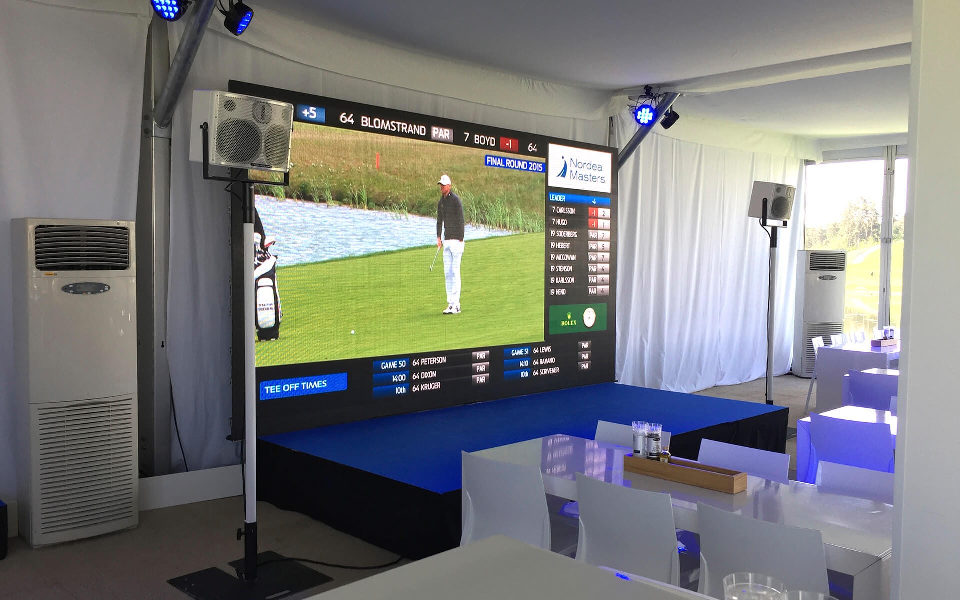 Scen med LED-skärm och presentationsteknik inne i VIP-tält, Nordea Masters Bro Hof