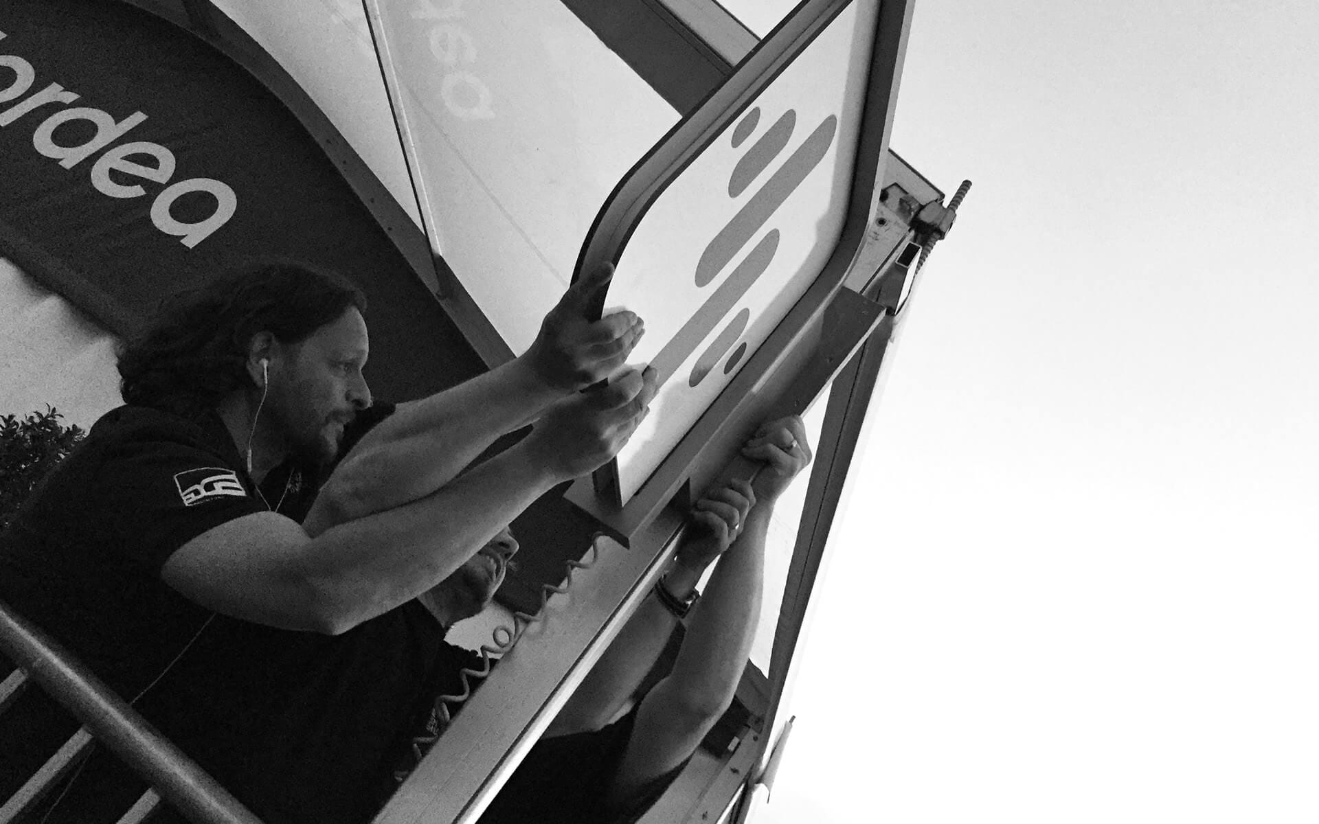 EDGE personal monterar dekor under Nordea Masters 2016 på Bro Hof Golfklubb