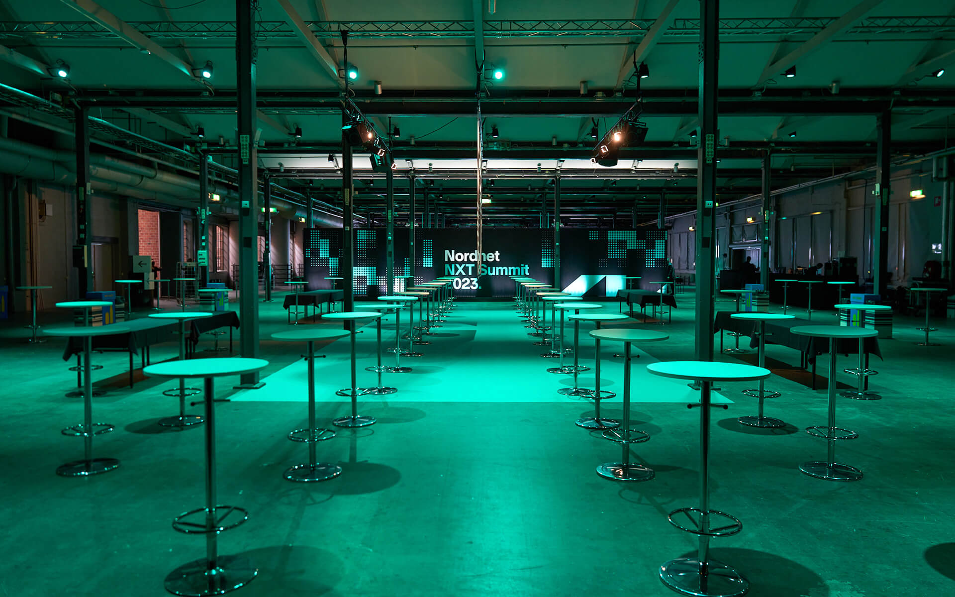 Loungetorg med mingelmöbler, Nordnet NXT Summit 2023, Nacka Strandsmässan
