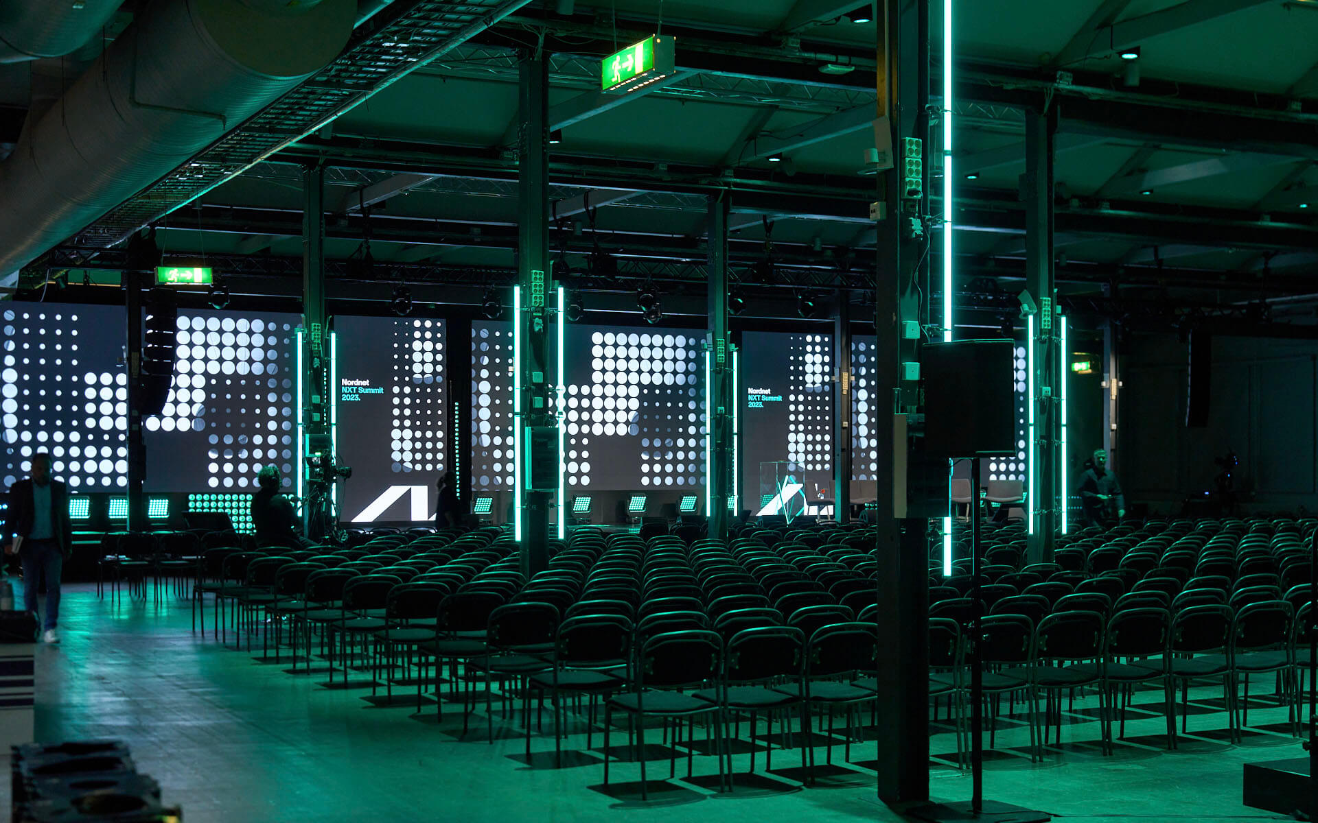 Miljöljus med LED-strips och Astera-rör i salongen – Nordnet NXT Summit 2023, Nacka Strandsmässan