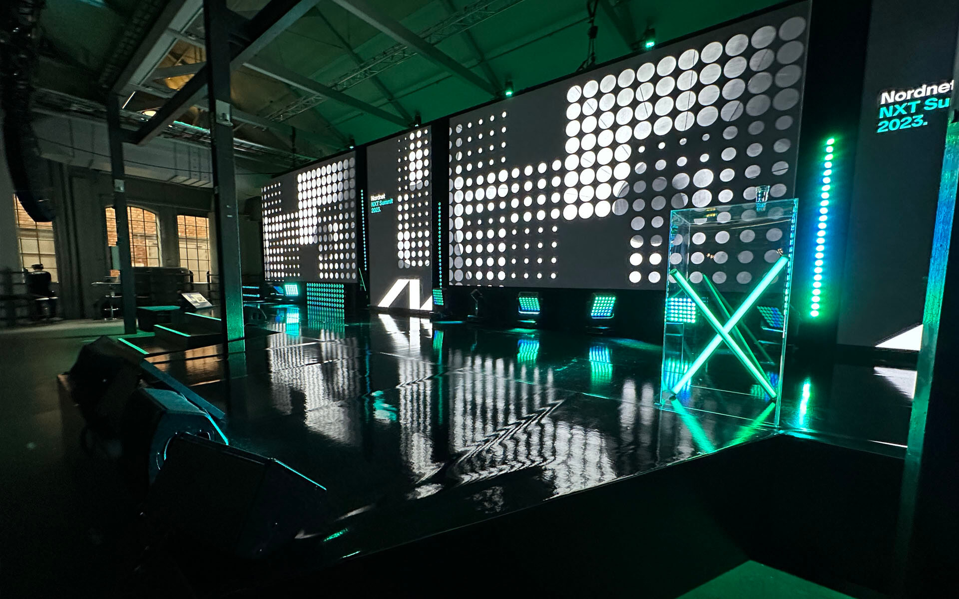 Specialbyggd scen med spegelgolv och LED-skärmar – Nordnet NXT Summit 2023, Nacka Strandsmässan
